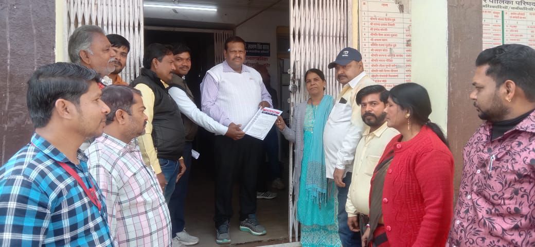 वेतन एवं मूलभूत समस्याओं को लेकर नगरपालिका कर्मचारी संघ ने सौंपा ज्ञापन,