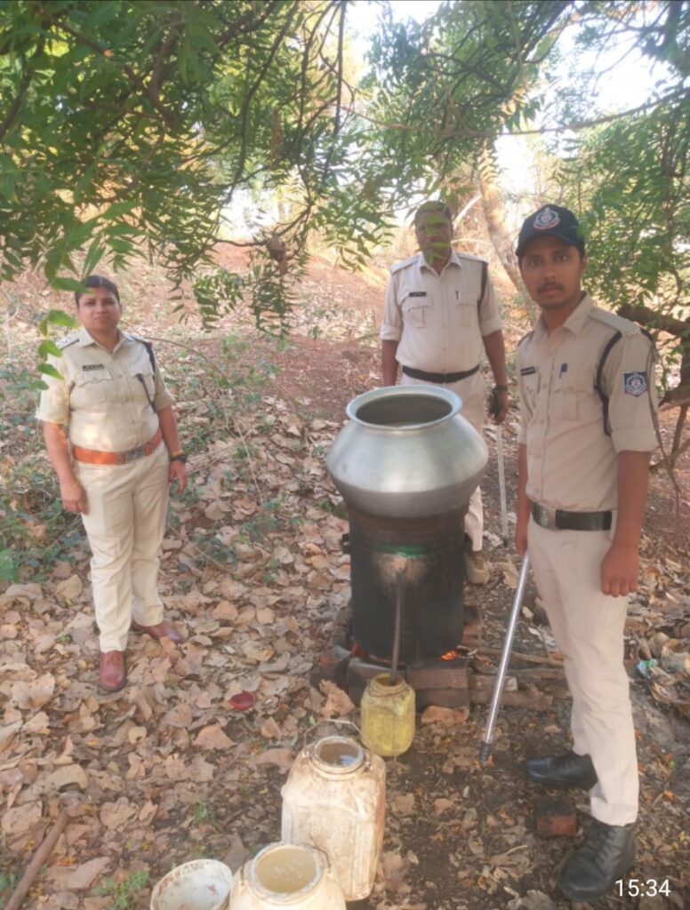 गोसलपुर के केवलारी पर आबकारी की दबिश  आरोपी गया जेल