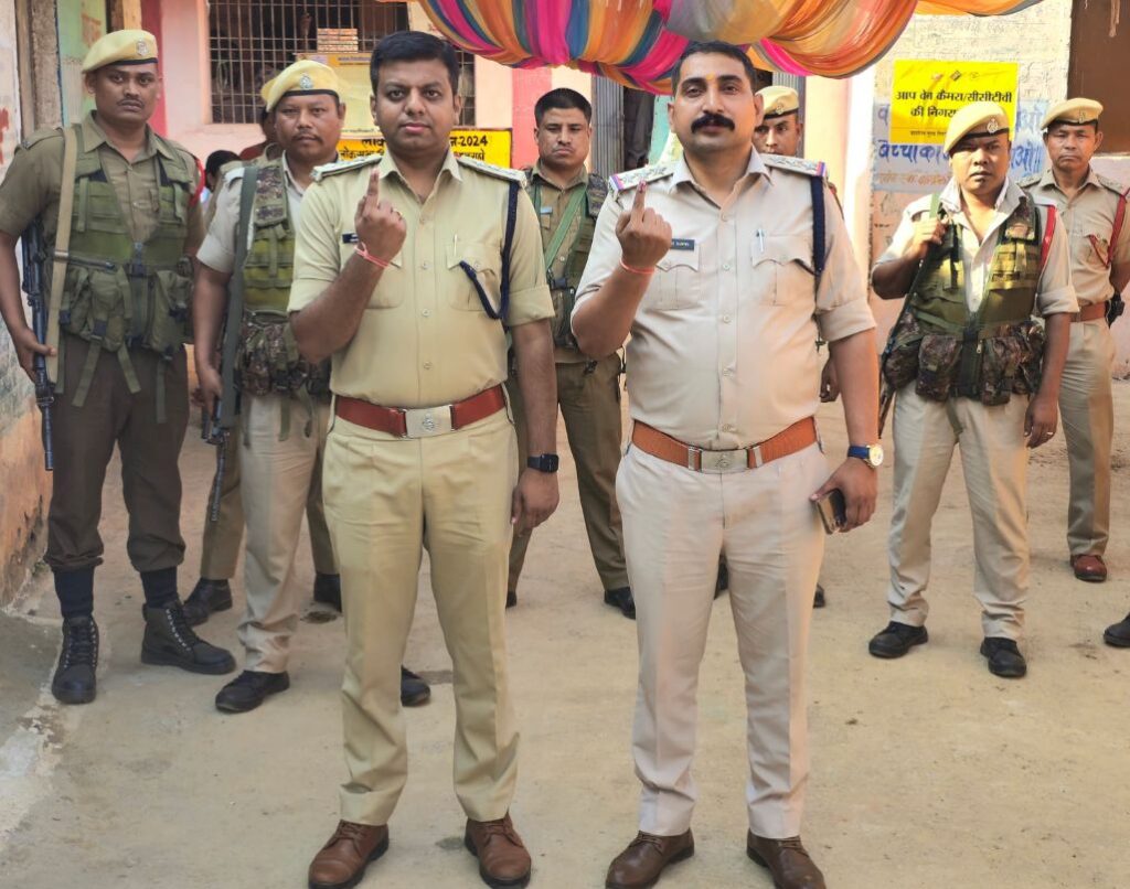 एसडीओपी अखिलेश गौर थाना प्रभारी अखिलेश दहिया सहित पूरे स्टाफ ने किया मतदान