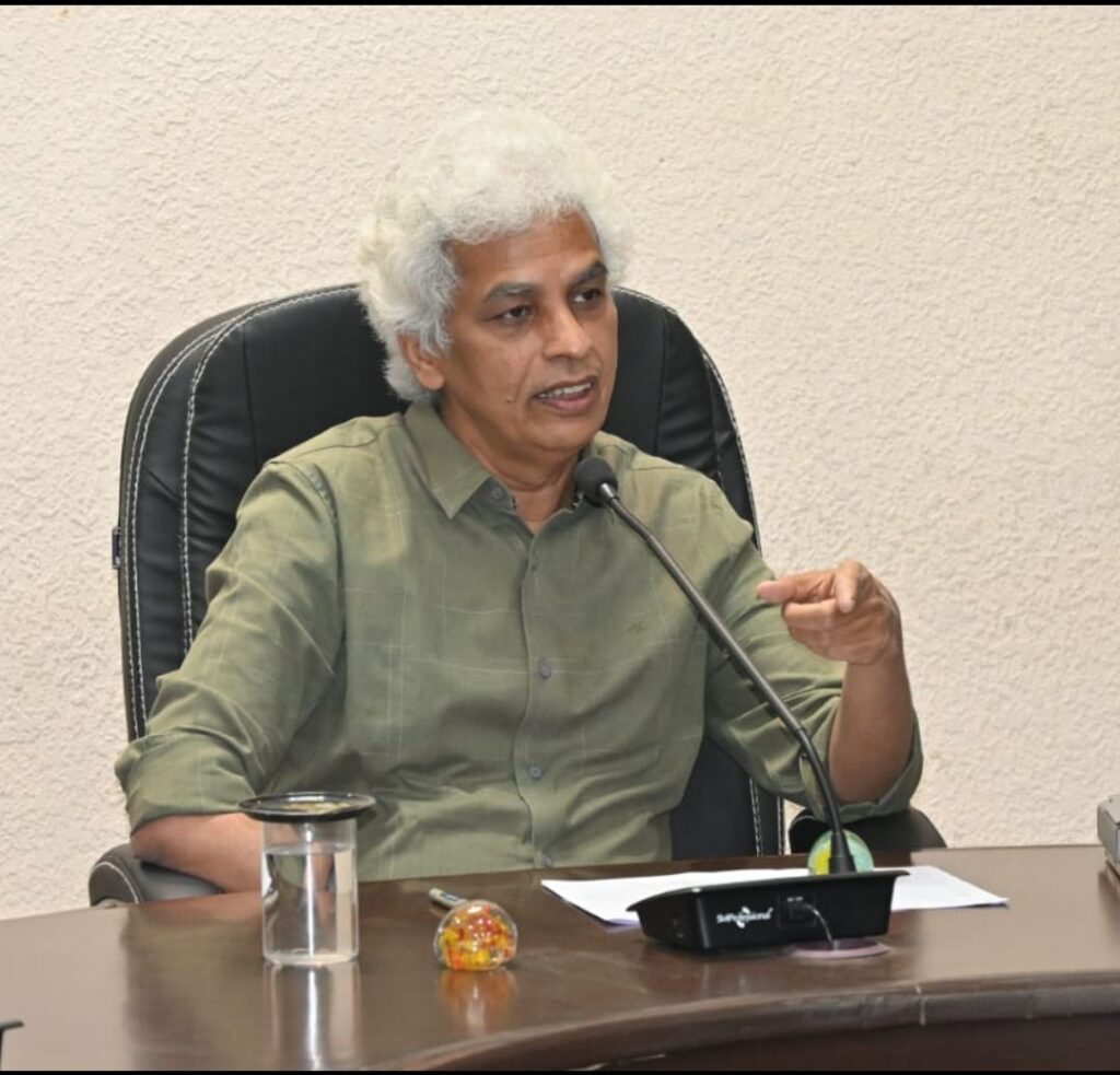 कलेक्‍टर ने दिया तीन व्‍यक्तियों को जिला बदर के आदेश