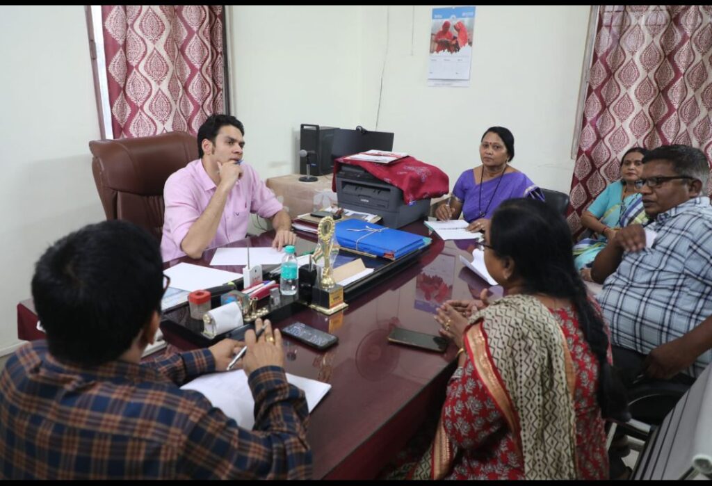 प्रसव के रेफरल मामलों में लापरवाही करने पर 12स्वास्थ्य कर्मियों को कारण बताओ नोटिस जारी