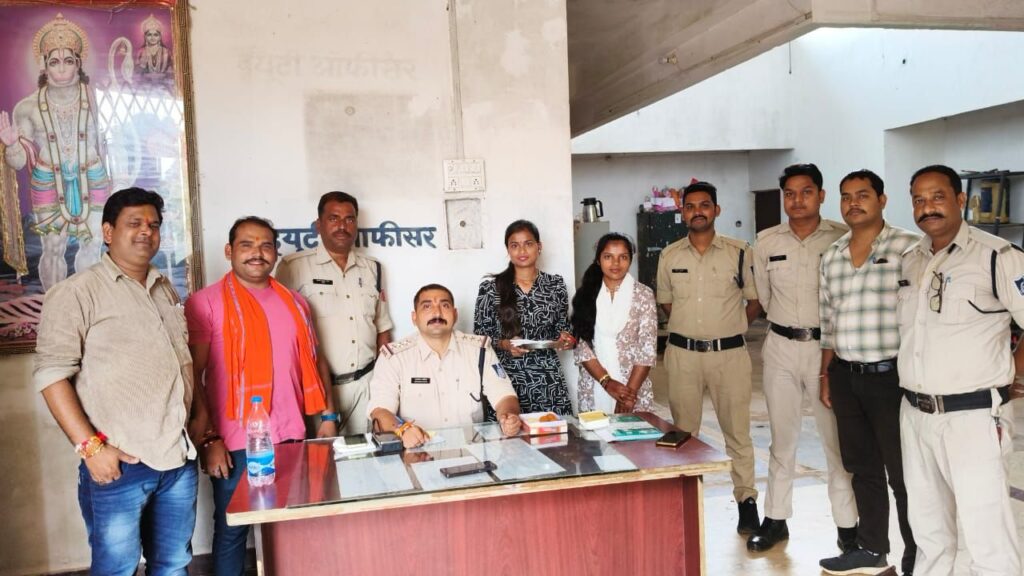 विश्व हिंदू परिषद बजरंग दल की महिला कार्यकर्ताओं ने थाना प्रभारी सहित पुलिस बल को राखी बांध लिया महिलाओं की रक्षा का वचन