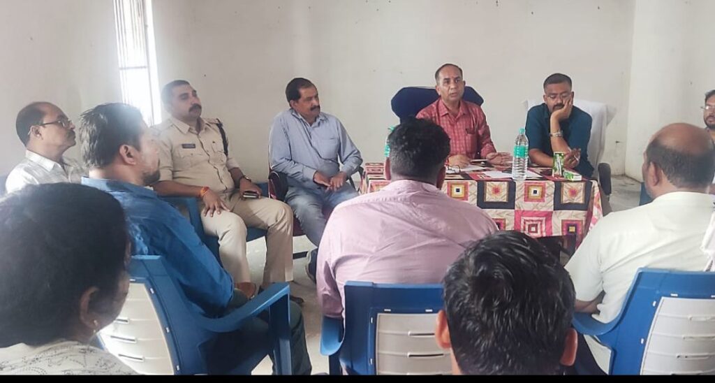 सड़को पर उतरे अधिकारी कर्मचारी साथ ही किया एलान मवेशियों को सड़क पर आवारा छोड़ना पड़ेगा भरी होगी एफआईआर