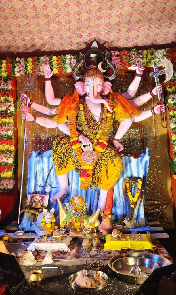 घर घर विराजे गजानन भगवान कही महाआरती तो कही भजन कीर्तन का हो रहा कार्यक्रम