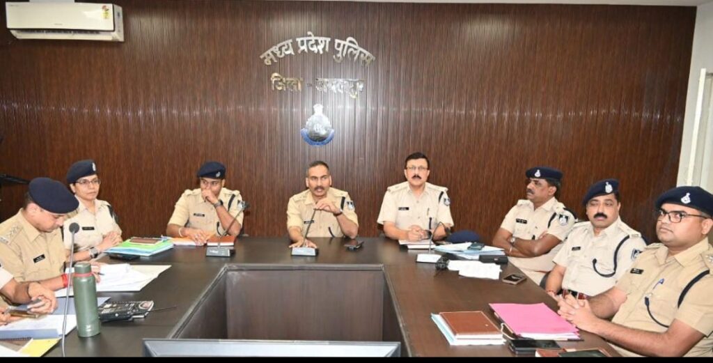 SP जबलपुर ने जिले में पदस्थ समस्त राजपत्रित अधिकारियों एवं थाना प्रभारियों की ली बैठक