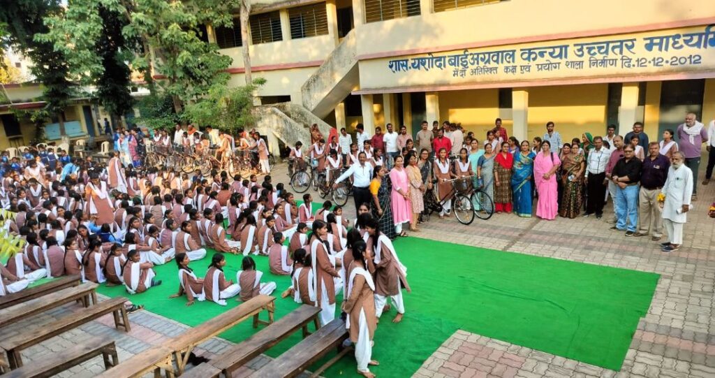 साईकिल से जाने आने में समय बचेगा पढ़ाई का समय अधिक मिलेगा