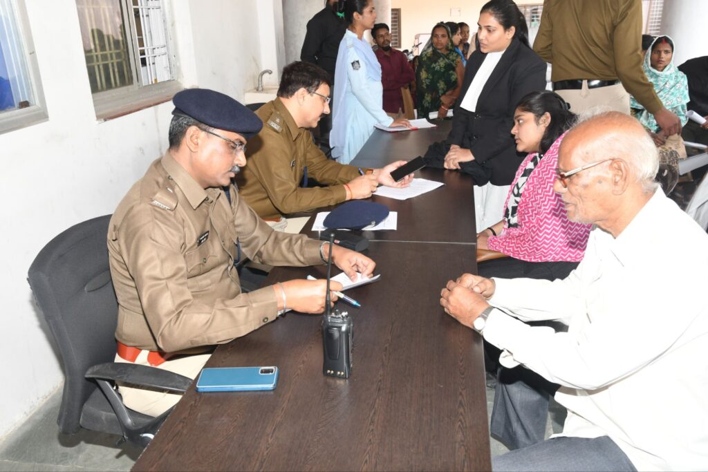 जन सुनवाई में शिकायतकर्ताओं की पुलिस अधीक्षक ने सुनी शिकायतें