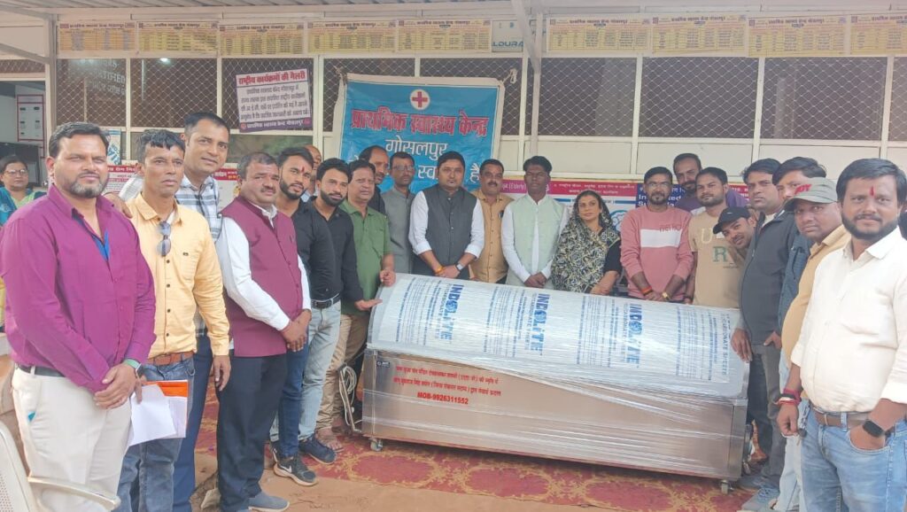 जिला पंचायत सदस्य ने पीएचसी में भेंट किया डीप फ्रीजर
