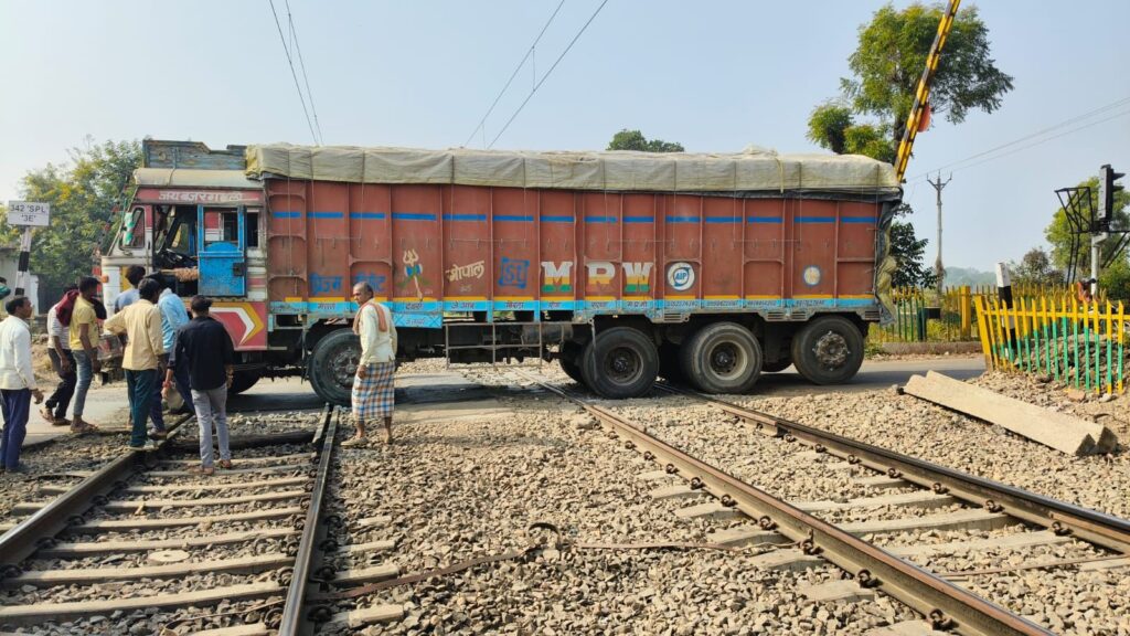 रेलवे फाटक  1042 सलैया फाटक रेलवे ट्रैक के बीचों बीच फंसा एक ट्रक