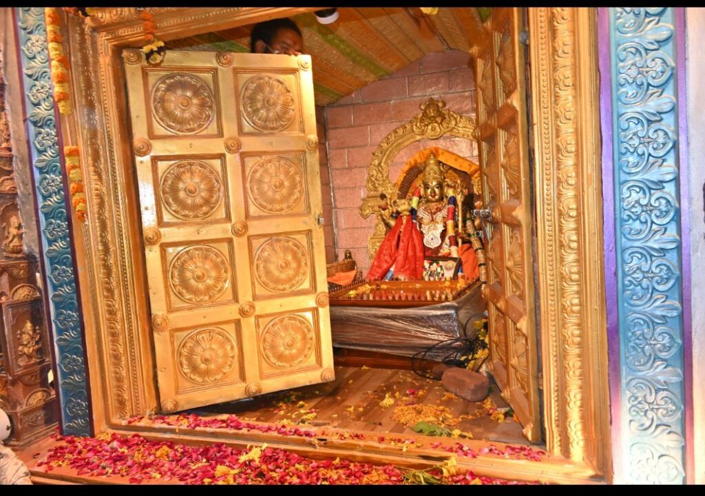 गौरीघाट में माँ नर्मदा आरती के बाद श्री राम महायंत्र का हुआ पूजन व दर्शन