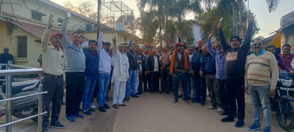 जिला एवं हरगढ़ में उद्योग हेतु सर्वदलीय समिति द्वारा सिहोरा में ज्ञापन