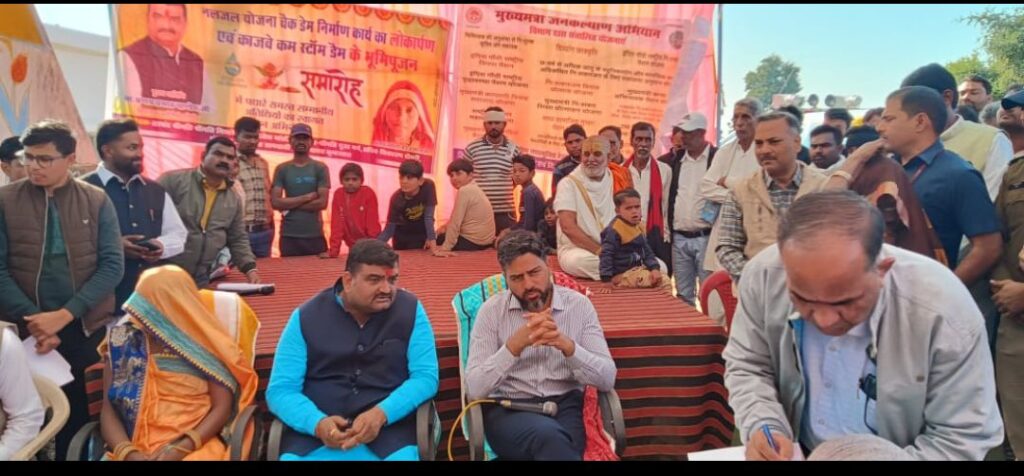 विधायक श्री पांडेय और कलेक्टर पहुंचे जनकल्याण शिविर में