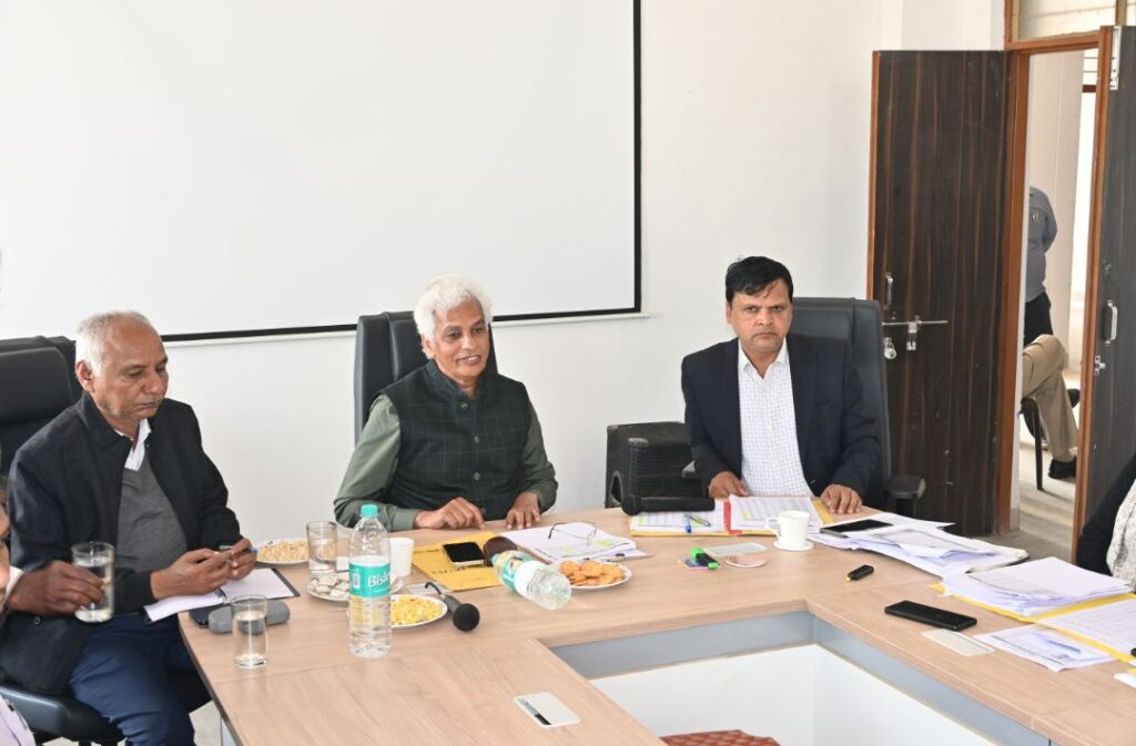 कलेक्‍टर श्री सक्सेना ने किया पाटन तहसील के पटवारियों की बैठक
