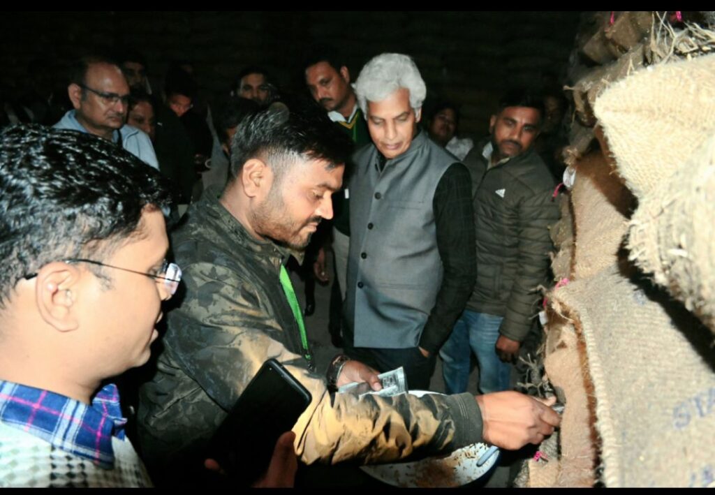कलेक्टर श्री सक्सेना ने किया कालाडूमर स्थित नर्मदा एग्रो वेयर हाउस का निरीक्षण