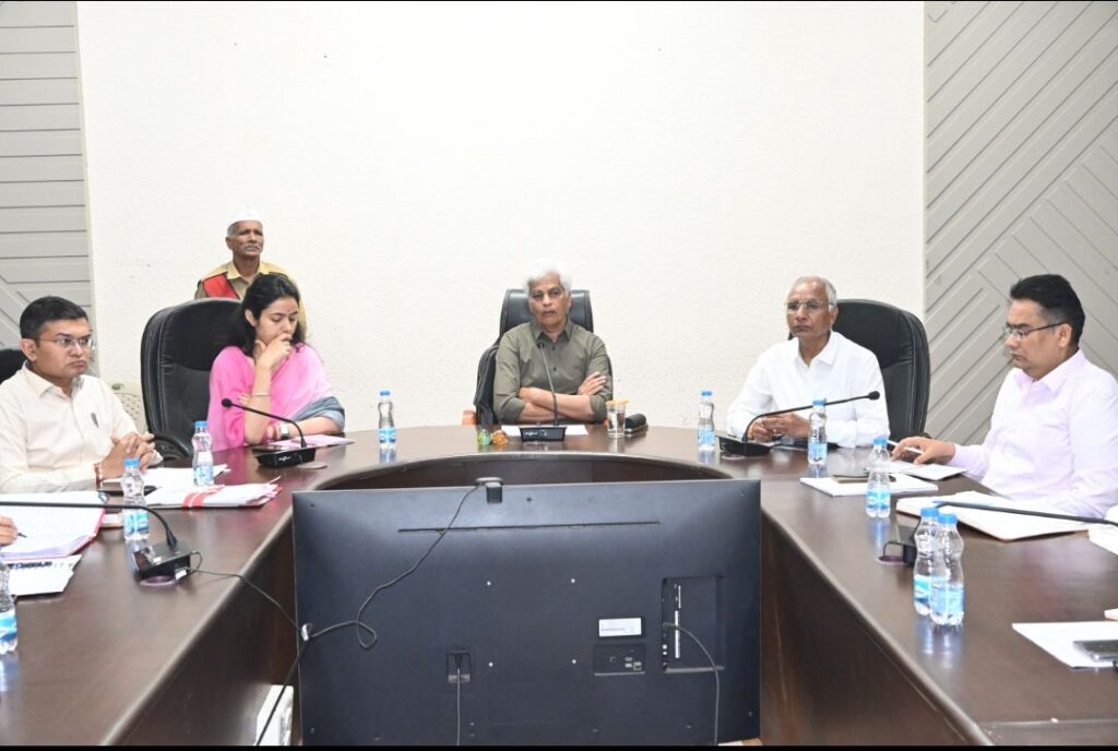शिकायतों के निराकरण की गति में तेजी लायें- कलेक्‍टर श्री सक्‍सेना