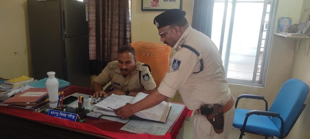 S .P ने किया थाना खितौला एवं मझगवॉ का औचक निरीक्षण’