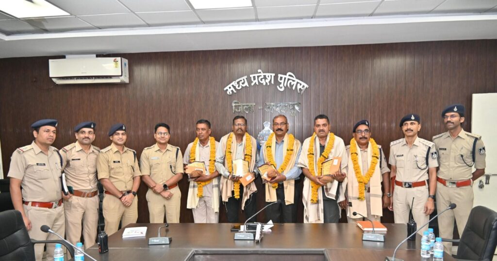 जिला जबलपुर में पदस्थ सेवा निवृत्त हुये अधिकारियों/कर्मचारियों को दी गयी भावभीनी विदाई