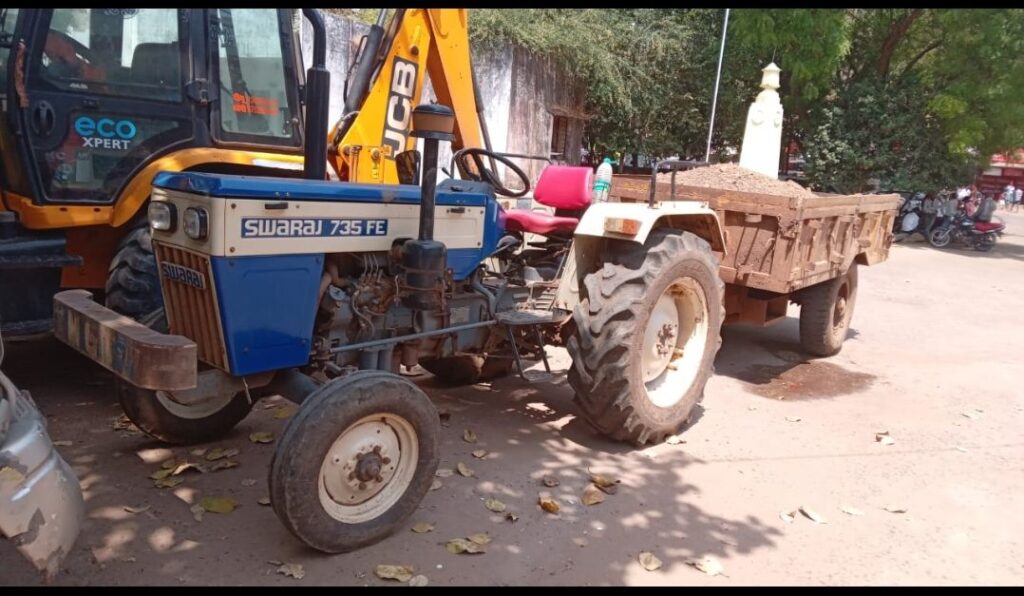 रेत चोरी करते पकड़े गए रेत माफिया जेसीबी सहित ट्रैक्टर ट्राली जप्त