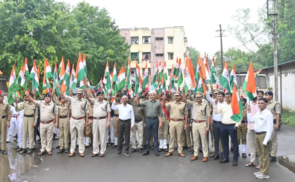 कलेक्‍टर, एसपी सहित अन्‍य अधिकारियों ने निकाली तिरंगा यात्रा