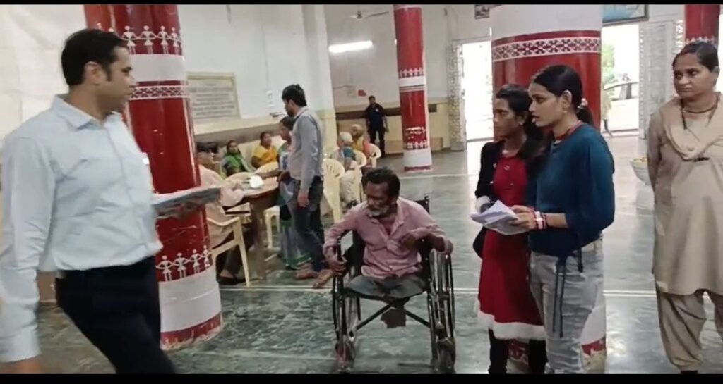 दिव्यांग की व्यथा सुनने जनसुनवाई कक्ष से उठकर नीचे आये कलेक्टर.जबलपुर