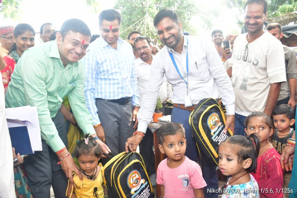 कलेक्‍टर जबलपुर ने स्‍कूली बच्‍चों को किया स्‍कूल बैग  वितरित