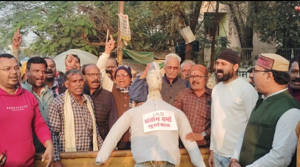 ब्राह्मण समाज सिहोरा ने फूंका आई ए एस संतोष वर्मा का पुतला