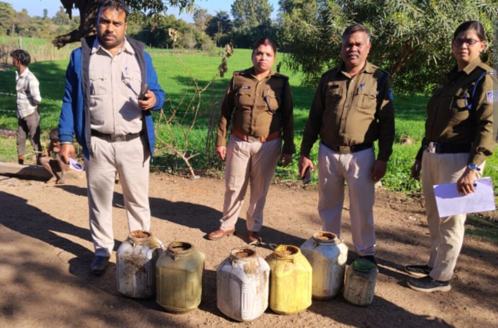 18 लीटर हाथ भट्टी शराब एवं लगभग 850 kG महुआ लाहन बरामद