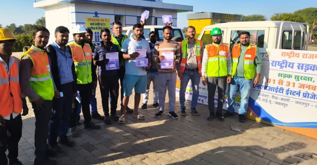 मोहतरा टोल प्लाज़ा पर&nbsp; वाहन चालकों को फर्स्ट-एड किट वितरित