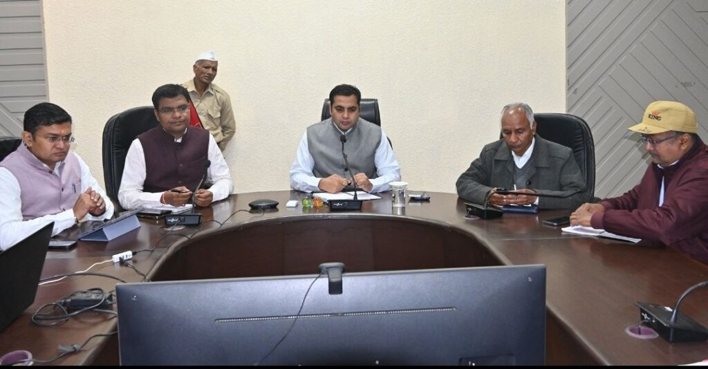 नहरों की साफ-सफाई और रखरखाव पर दें विशेष ध्यान