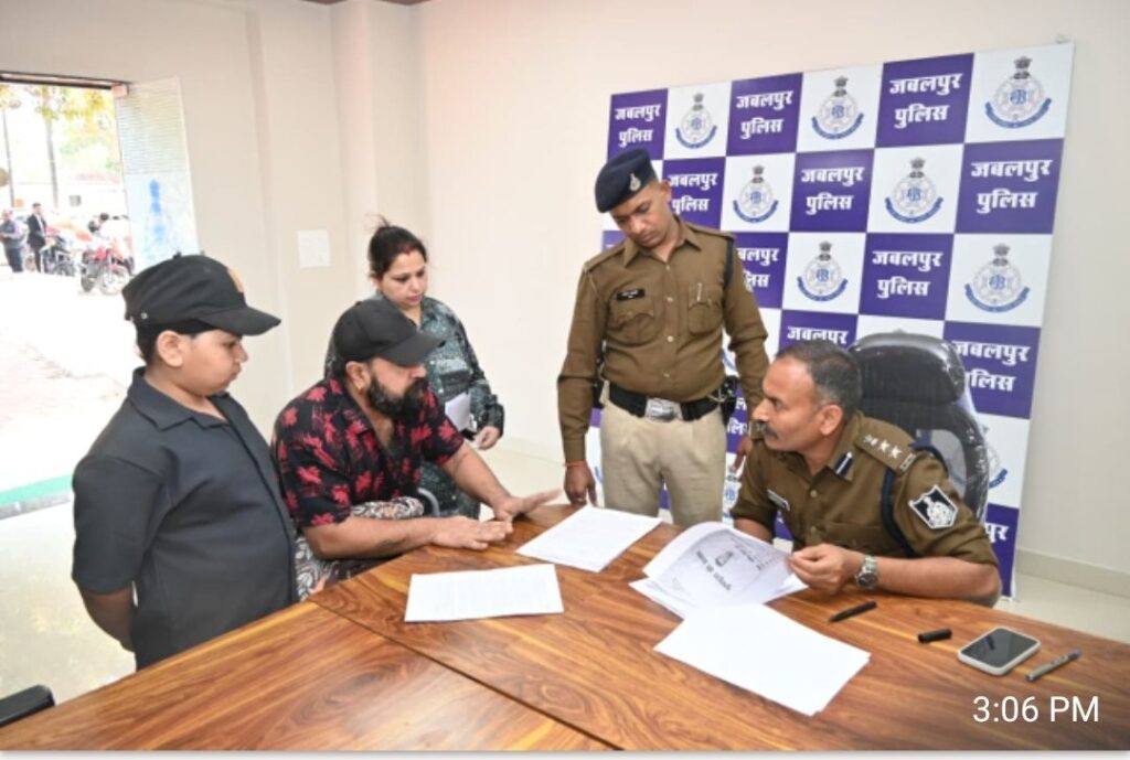 जन सुनवाई में शिकायतकर्ताओं की पुलिस अधीक्षक जबलपुर श्री सम्पत उपाध्याय ने सुनी शिकायतें