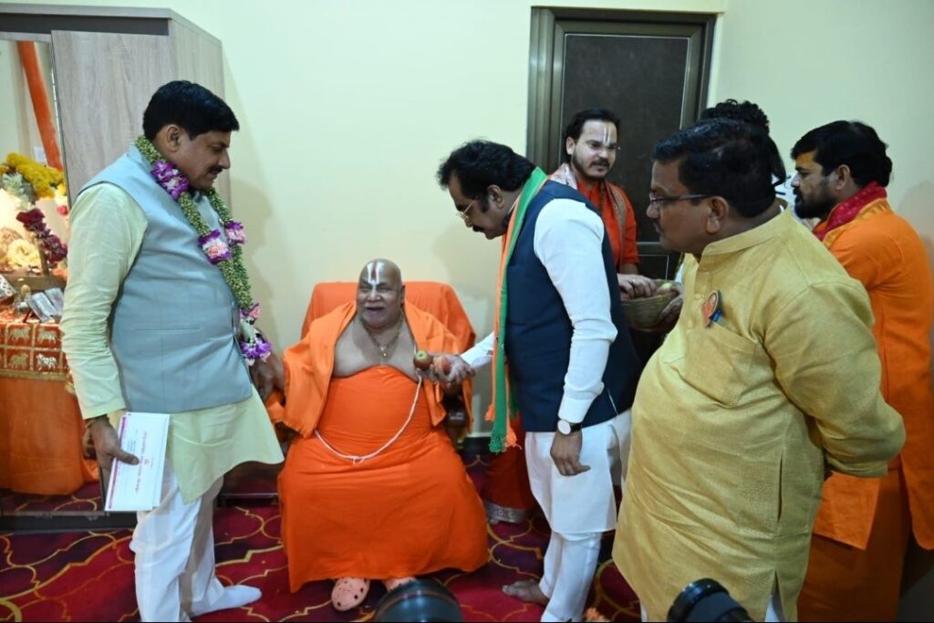 मुख्यमंत्री डॉ यादव ने स्वामी रामभद्राचार्य से लिया आशीर्वाद