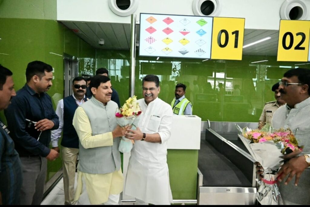 डुमना एयरपोर्ट पर मुख्यमंत्री डॉ. यादव का हुआ आत्मीय स्वागत 