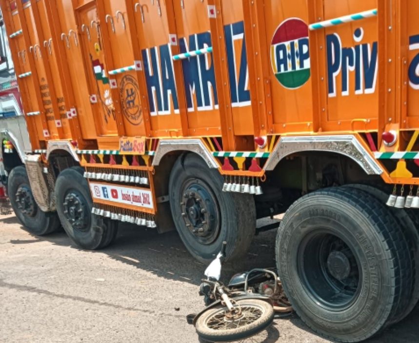नेशनल हाईवे 30 पर दर्दनाक हादसा: ट्रक की टक्कर से बाइक सवार युवक की मौत